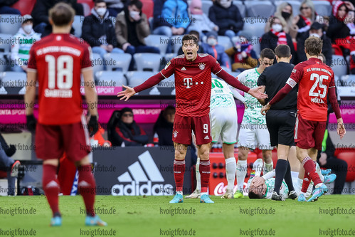 20.01.2022, xrolx, FC Bayern Muenchen - SpvGG Greuther Fuerth, v.l. Robert Lewandowski (FC Bayern Muenchen) gestikuliert / gestures