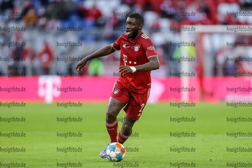 20.01.2022, xrolx, FC Bayern Muenchen - SpvGG Greuther Fuerth, v.l. Dayot Upamecano (FC Bayern Muenchen) in Aktion, am Ball, Einzelaktion / controls the ball