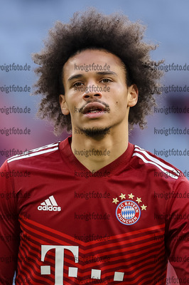 20.01.2022, xrolx, FC Bayern Muenchen - SpvGG Greuther Fuerth, v.l. Leroy Sane (FC Bayern Muenchen) schaut / looks on