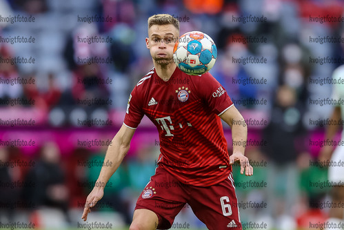 20.01.2022, xrolx, FC Bayern Muenchen - SpvGG Greuther Fuerth, v.l. Joshua Kimmich (FC Bayern Muenchen) in Aktion, am Ball, Einzelaktion / controls the ball