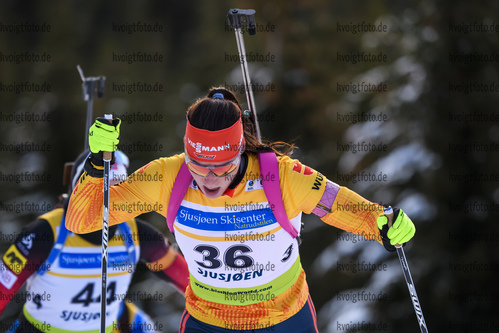 01.12.2019, xkvx, Biathlon IBU Cup Sjusjoen, Verfolgung Frauen, v.l. Marie Heinrich (Germany) in aktion / in action competes