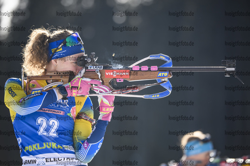 24.01.2019, xkvx, Biathlon IBU Weltcup Pokljuka, Einzel Damen, v.l. Hanna Oeberg (Sweden) in aktion am Schiessstand / at the shooting range