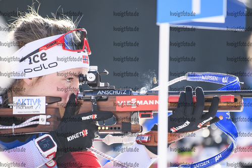 24.01.2019, xkvx, Biathlon IBU Weltcup Pokljuka, Einzel Damen, v.l. Karoline Of?gstad Knotten (Norway) in aktion am Schiessstand / at the shooting range