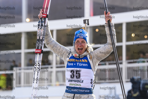 18.02.2020, xkvx, Biathlon IBU Weltmeisterschaft Antholz, Einzel Damen, v.l. Vanessa Hinz (Germany) bei der Flower Ceremony / at the flower ceremony