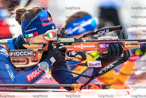 21.03.2021, xkvx, Biathlon IBU World Cup Oestersund, Massenstart Damen, v.l. Dorothea Wierer (Italy) in aktion am Schiessstand / at the shooting range