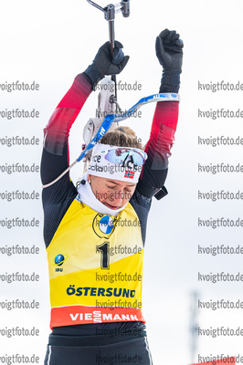 21.03.2021, xkvx, Biathlon IBU World Cup Oestersund, Massenstart Damen, v.l. Tiril Eckhoff (Norway) in aktion am Schiessstand / at the shooting range