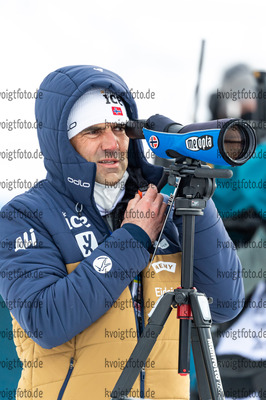 21.03.2021, xkvx, Biathlon IBU World Cup Oestersund, Massenstart Damen, v.l. Coach Siegfried Mazet (Norway) schaut / looks on