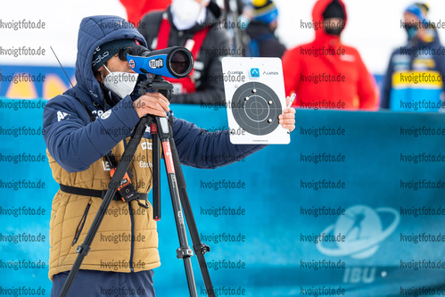 21.03.2021, xkvx, Biathlon IBU World Cup Oestersund, Massenstart Damen, v.l. Coach Patrick Oberegger (Norway) schaut / looks on