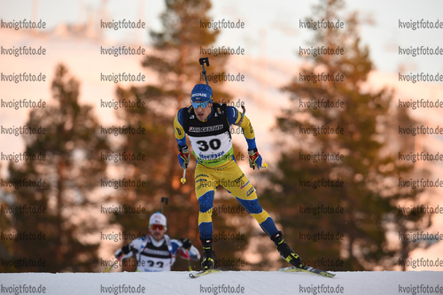 25.11.2021, xetx, Biathlon IBU Cup Idre, Sprint Men, v.l. Simon Hallstroem (SWEDEN)