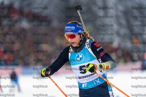 04.12.2021, xkvx, Biathlon IBU World Cup Oestersund, Pursuit Women, v.l. Franziska Preuss (Germany) in aktion / in action competes