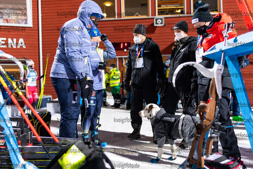 05.12.2021, xkvx, Biathlon IBU World Cup Oestersund, Pursuit Men, v.l. Suchhund Anti-Doping Agentur Schweden nach dem Wettkampf / after the competition