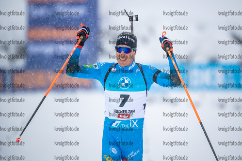 11.12.2021, xkvx, Biathlon IBU World Cup Hochfilzen, Pursuit Men, v.l. Quentin Fillon Maillet (France) gewinnt die Goldmedaille / wins the gold medal