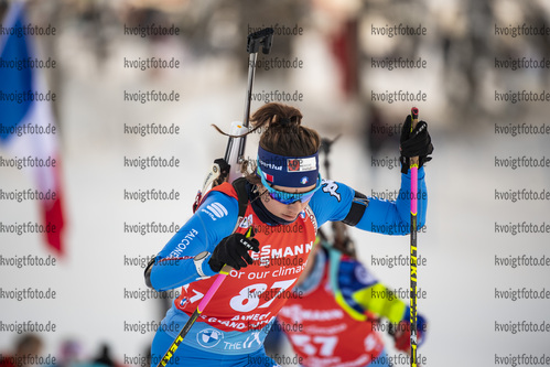 16.12.2021, xkvx, Biathlon IBU World Cup Le Grand Bornand, Sprint Women, v.l. Linda Zingerle (Italy) in aktion / in action competes