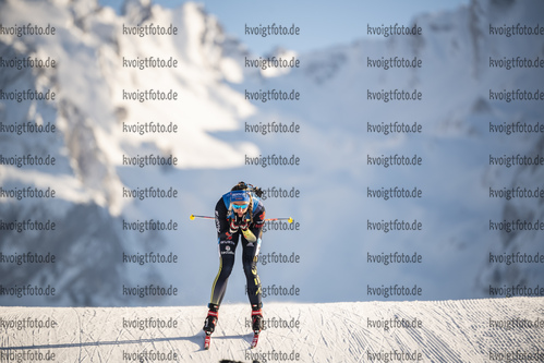 18.12.2021, xkvx, Biathlon IBU World Cup Le Grand Bornand, Pursuit Women, v.l. Vanessa Hinz (Germany) in aktion / in action competes