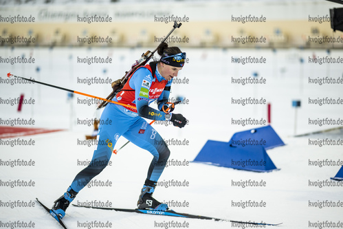 14.01.2022, xkvx, Biathlon IBU World Cup Ruhpolding, Relay Women, v.l. Julia Simon (France) in aktion am Schiessstand / at the shooting range