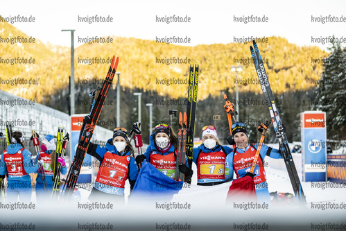 14.01.2022, xkvx, Biathlon IBU World Cup Ruhpolding, Relay Women, v.l. Anais Chevalier-Bouchet (France), Chloe Chevalier (France), Justine Braisaz-Bouchet (France), Julia Simon (France) gewinnt die Goldmedaille / wins the gold medal