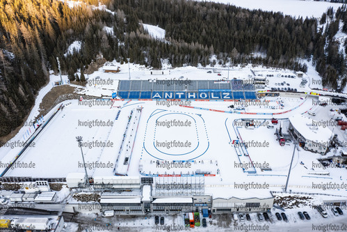 19.01.2022, xkvx, Biathlon IBU World Cup Anterselva, Stadium Overview, v.l. Feature / Landschaft Stadionansicht / Luftbild / Drohnenbild / Drohne / Sonnenuntergang / Stadium Overview / Dronepicture / Drone / Sunset