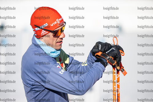 23.01.2022, xkvx, Biathlon IBU World Cup Anterselva, Relay Men, v.l. Roman Rees (Germany) schaut / looks on