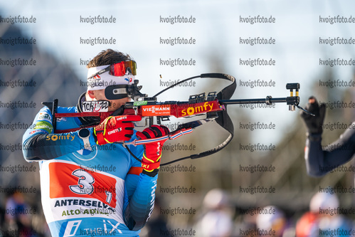 23.01.2022, xkvx, Biathlon IBU World Cup Anterselva, Relay Men, v.l. Fabien Claude (France) in aktion am Schiessstand / at the shooting range