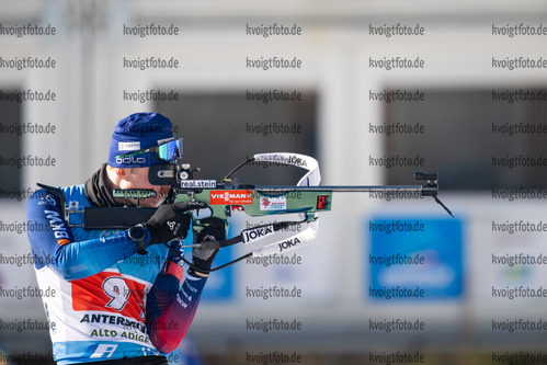 23.01.2022, xkvx, Biathlon IBU World Cup Anterselva, Relay Men, v.l. Sebastian Stalder (Switzerland) in aktion am Schiessstand / at the shooting range