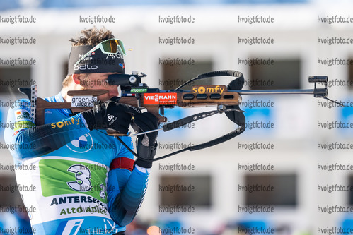 23.01.2022, xkvx, Biathlon IBU World Cup Anterselva, Relay Men, v.l. Antonin Guigonnat (France) in aktion am Schiessstand / at the shooting range