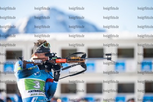 23.01.2022, xkvx, Biathlon IBU World Cup Anterselva, Relay Men, v.l. Antonin Guigonnat (France) in aktion am Schiessstand / at the shooting range