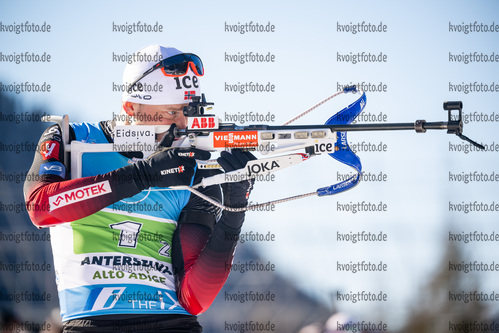 23.01.2022, xkvx, Biathlon IBU World Cup Anterselva, Relay Men, v.l. Tarjei Boe (Norway) in aktion am Schiessstand / at the shooting range