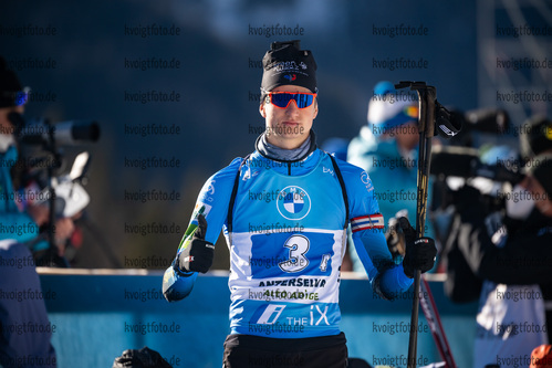 23.01.2022, xkvx, Biathlon IBU World Cup Anterselva, Relay Men, v.l. Eric Perrot (France) schaut / looks on