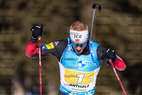 23.01.2022, xkvx, Biathlon IBU World Cup Anterselva, Relay Men, v.l. Johannes Thingnes Boe (Norway) in aktion / in action competes