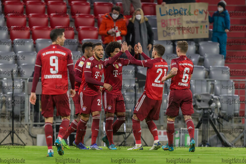 05.02.2022, xlanx, Fussball 1.Bundesliga, FC Bayern Muenchen - RB Leipzig, v.l. Serge Gnabry (FC Bayern Muenchen) Torjubel, jubelt nach seinem treffer zum 3:2 / celebrates after scoring his team's third goal with teammates