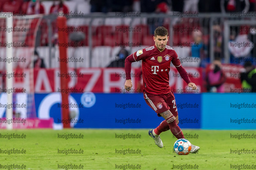 05.02.2022, xlanx, Fussball 1.Bundesliga, FC Bayern Muenchen - RB Leipzig, v.l. Lucas Hernandez (FC Bayern Muenchen) in Aktion, am Ball, Einzelaktion / controls the Ball