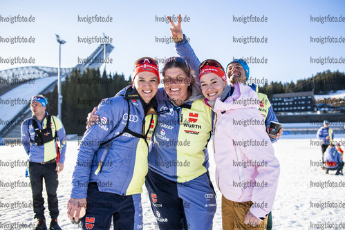 Oslo, Norwegen, 20.03.22: Denise Herrmann (Germany), Physiotherapeutin Michaela Kreitmair (Germany), Maren Hammerschmidt (Germany), Trainer Florian Steirer (Germany) schaut nach dem 15km Massenstart der Herren bei dem BMW IBU World Cup im Biathlon am 20. Februar 2022 in Oslo. (Foto von Kevin Voigt / VOIGT)

Oslo, Norway, 20.03.22: Denise Herrmann (Germany), Physiotherapeutin Michaela Kreitmair (Germany), Maren Hammerschmidt (Germany), Trainer Florian Steirer (Germany) looks on after the 15km men’s mass start at the Biathlon BMW IBU World Cup March 20, 2022 in Oslo. (Photo by Kevin Voigt / VOIGT)