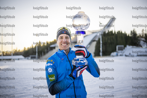 Oslo, Norwegen, 20.03.22: Quentin Fillon Maillet (France) mit dem Pokal fuer die Gesamtwertung nach dem 15km Massenstart der Herren bei dem BMW IBU World Cup im Biathlon am 20. Februar 2022 in Oslo. (Foto von Kevin Voigt / VOIGT)

Oslo, Norway, 20.03.22: Quentin Fillon Maillet (France) with the globe for the total score after the 15km men’s mass start at the Biathlon BMW IBU World Cup March 20, 2022 in Oslo. (Photo by Kevin Voigt / VOIGT)