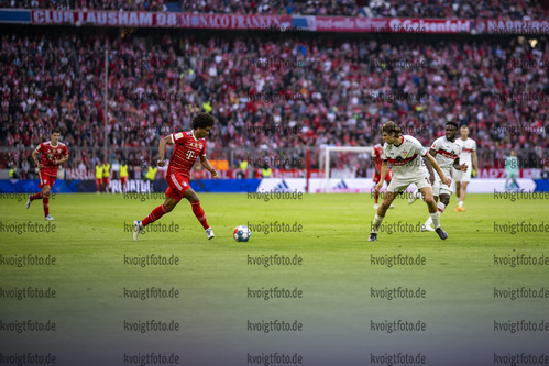 08.05.2022, Fussball, 1.Bundesliga, FC Bayern Muenchen - VfB Stuttgart, v.l. Serge Gnabry (FC Bayern Muenchen), Borna Sosa (VfB Stuttgart)