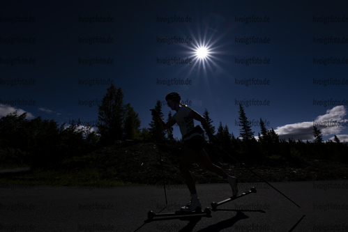 Hafjell, Norwegen, 10.07.22: Denise Herrmann (Germany) in aktion als Feature / Schattenriss waehrend des Training am 10. July  2022 in Hafjell. (Foto von Kevin Voigt / VOIGT)

Hafjell, Norway, 10.07.22: Denise Herrmann (Germany) in action competes as a Feature / Silhouette during the training at the July 10, 2022 in Hafjell. (Photo by Kevin Voigt / VOIGT)