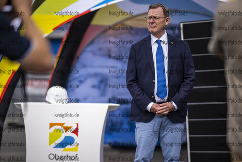 Oberhof, Deutschland, 30.08.22: Thueringer Ministerpraesident Bodo Ramelow schaut waehrend des Fototermins zum Startschuss fuer die Photovoltaik-Anlagen Installation an den Oberhofer Sportstaetten am 30. August 2022 in Oberhof. (Foto von Kevin Voigt / VOIGT)

Oberhof, Germany, 30.08.22: Thueringer Ministerpraesident Bodo Ramelow looks on during the photo session for the start of the photovoltaic system installation at the Oberhof sports facilities at the August 30, 2022 in Oberhof. (Photo by Kevin Voigt / VOIGT)