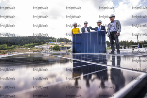 Oberhof, Deutschland, 30.08.22: Mitarbeiter Gexx aeroSol Jeremy Ferchland, Leiter Vertrieb und Geschaeftsentwicklung Gexx aeroSol Jochen Drepper, Thueringer Ministerpraesident Bodo Ramelow, Staatssektretaer Hartmut Schubert schaut waehrend des Fototermins zum Startschuss fuer die Photovoltaik-Anlagen Installation an den Oberhofer Sportstaetten am 30. August 2022 in Oberhof. (Foto von Kevin Voigt / VOIGT)

Oberhof, Germany, 30.08.22: Mitarbeiter Gexx aeroSol Jeremy Ferchland, Leiter Vertrieb und Geschaeftsentwicklung Gexx aeroSol Jochen Drepper, Thueringer Ministerpraesident Bodo Ramelow, Staatssektretaer Hartmut Schubert looks on during the photo session for the start of the photovoltaic system installation at the Oberhof sports facilities at the August 30, 2022 in Oberhof. (Photo by Kevin Voigt / VOIGT)