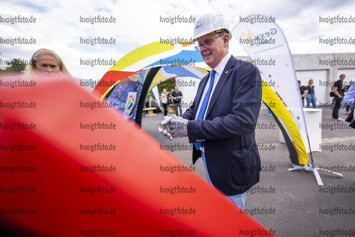 Oberhof, Deutschland, 30.08.22: Thueringer Ministerpraesident Bodo Ramelow schaut waehrend des Fototermins zum Startschuss fuer die Photovoltaik-Anlagen Installation an den Oberhofer Sportstaetten am 30. August 2022 in Oberhof. (Foto von Kevin Voigt / VOIGT)

Oberhof, Germany, 30.08.22: Thueringer Ministerpraesident Bodo Ramelow looks on during the photo session for the start of the photovoltaic system installation at the Oberhof sports facilities at the August 30, 2022 in Oberhof. (Photo by Kevin Voigt / VOIGT)