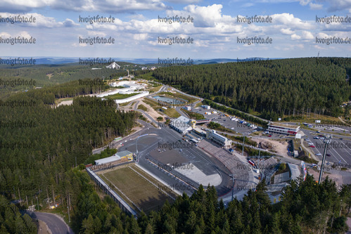 Oberhof, Deutschland, 01.09.22: Feature Lotto Thueringen Arena am Rennsteig / Stadionansicht / Landschaft / Luftbild / Drohnenbild / Drohne waehrend des Trainings bei den Deutschen Meisterschaften im Biathlon am 01. September 2022 in Oberhof. (Foto von Kevin Voigt / VOIGT)

Oberhof, Germany, 01.09.22: Feature Lotto Thueringen Arena am Rennsteig / Stadium Overview / Landscap / Dronepicture / Drone during the training at the German Biathlon Championships September 01, 2022 in Oberhof. (Photo by Kevin Voigt / VOIGT)