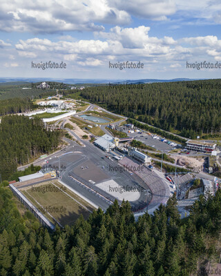 Oberhof, Deutschland, 01.09.22: Feature Lotto Thueringen Arena am Rennsteig / Stadionansicht / Landschaft / Luftbild / Drohnenbild / Drohne waehrend des Trainings bei den Deutschen Meisterschaften im Biathlon am 01. September 2022 in Oberhof. (Foto von Kevin Voigt / VOIGT)

Oberhof, Germany, 01.09.22: Feature Lotto Thueringen Arena am Rennsteig / Stadium Overview / Landscap / Dronepicture / Drone during the training at the German Biathlon Championships September 01, 2022 in Oberhof. (Photo by Kevin Voigt / VOIGT)