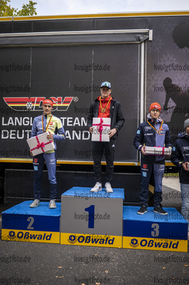 Oberhof, Deutschland, 25.09.22: Elias Keck (Germany), Tom Emilio Wagner (Germany), Robin Fischer (Germany) bei der Siegerehrung waehrend dem Rennsteig Rollskilauf bei dem Deutschlandpokal im Langlauf am 25. September  2022 in Oberhof. (Foto von Kevin Voigt / VOIGT)

Oberhof, Germany, 25.09.22: Elias Keck (Germany), Tom Emilio Wagner (Germany), Robin Fischer (Germany) at the medal ceremony during the Rennsteig Rollski at the German Cross-Country Skiing Cup on September 25, 2022 in Oberhof. (Photo by Kevin Voigt / VOIGT)