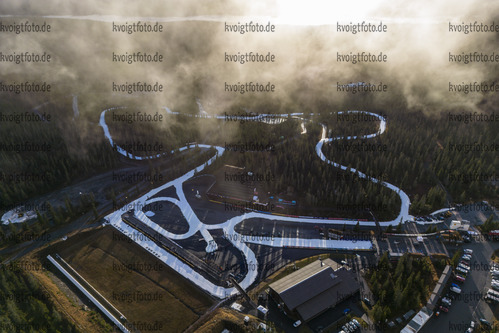 Sjusjoen, Norwegen, 11.11.22: Feature Landschaft / Sjusjoen Skisenter Stadion / Stadionansicht / Landschaft / Luftbild / Drohnenbild / Drohne / Schnee / Strecke / Ueberblick waehrend des Medientages beim Season Opening Sjusjoen am 11. November 2022 in Sjusjoen. (Foto von Kevin Voigt / VOIGT)

Sjusjoen, Norway, 11.11.22: Feature Landscap / Sjusjoen Skisenter Stadium / Stadium Overview / Landscap / Dronepicture / Drone / Snow / Track during the media day at the Season Opening Sjusjoen at the November 11, 2022 in Sjusjoen. (Photo by Kevin Voigt / VOIGT)